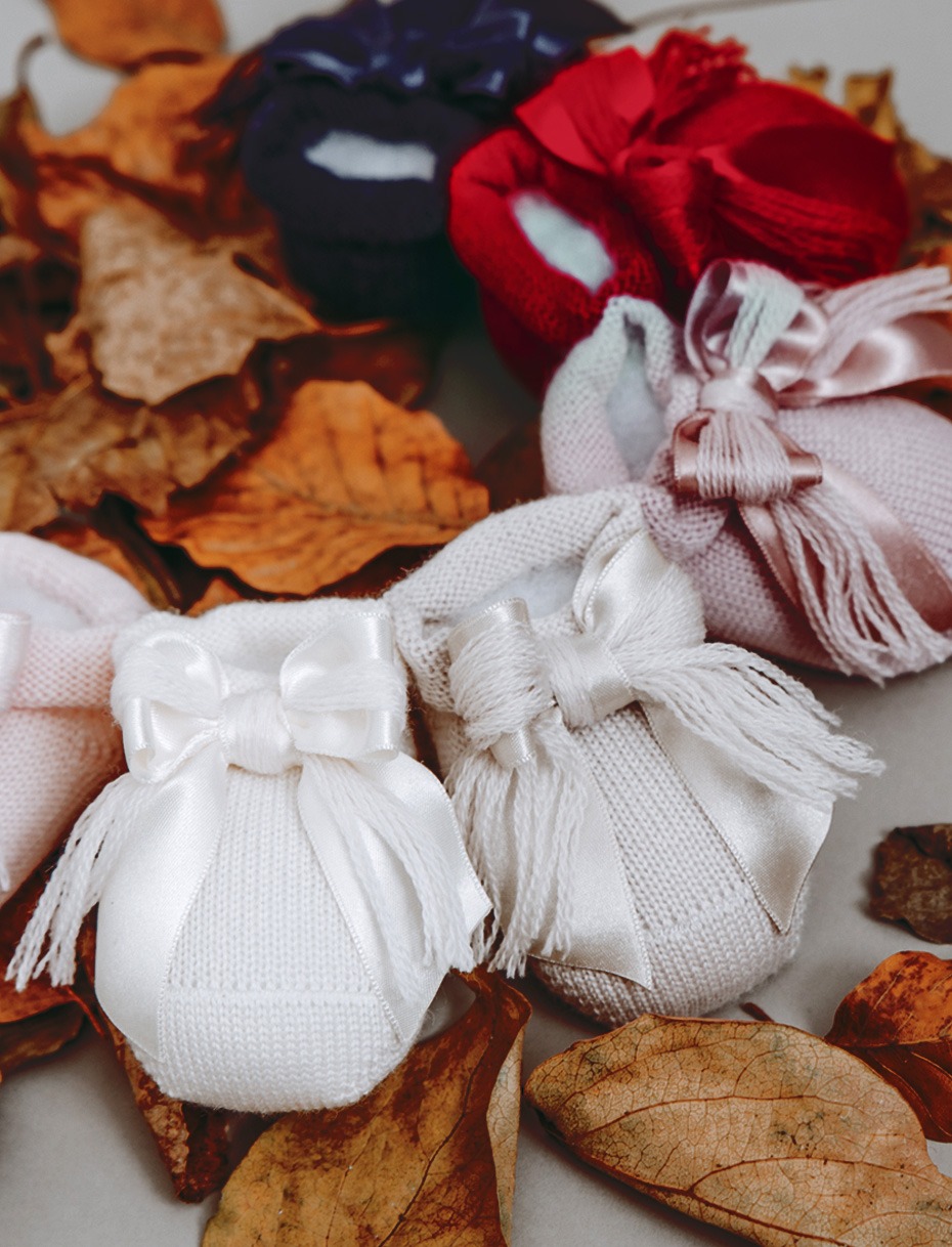 Wool baby booties with yarn bow